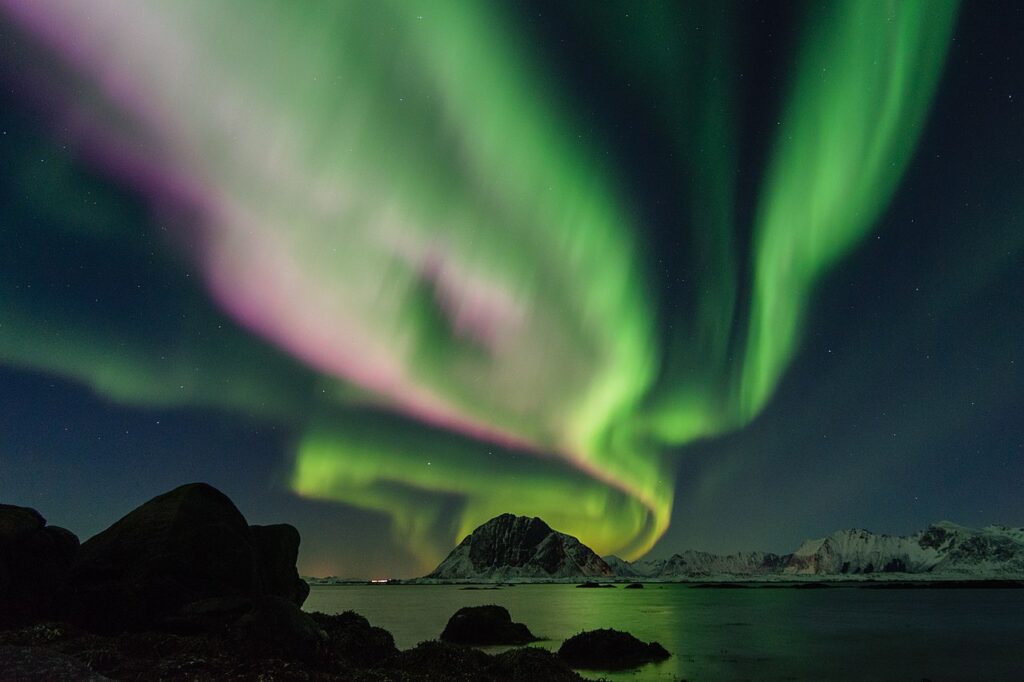 Aurora over Flakstad, Lofoten, Norway | Johannes Groll (CC-CC0-1.0)