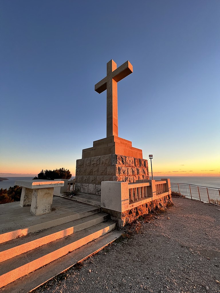 The summit cross on Mount Srđ in the evening light | Photo by Florian Westermann (CC-BY-SA-4.0)